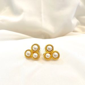 Richelieu Vintage Gold Tone Pearl Earrings Gems
